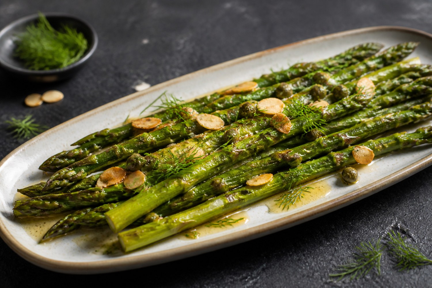 Grüner Spargel aus dem Ofen mit Mandeln, Kapern und Dill