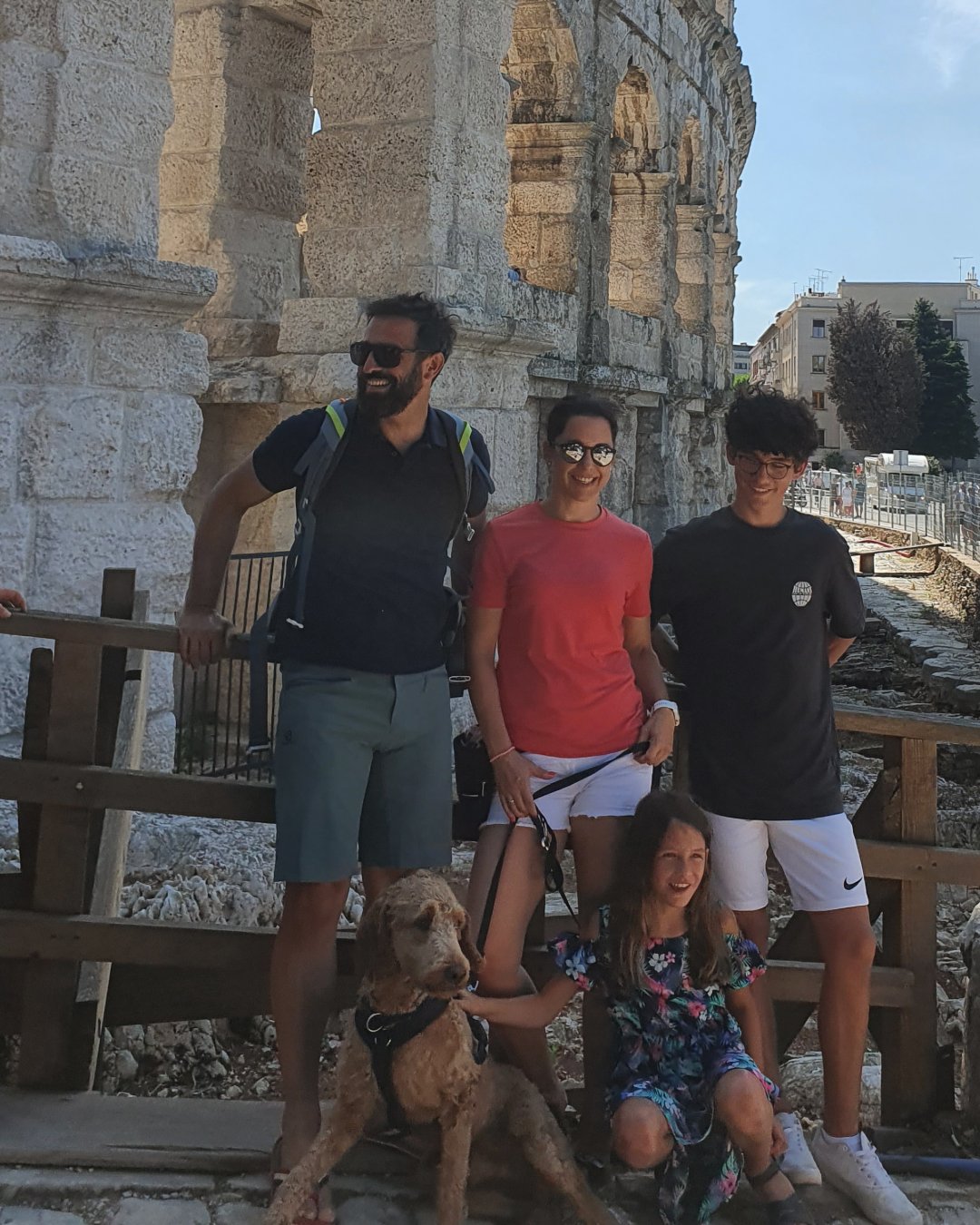 Familie Garcia mit Hund vor der Arena in Pula